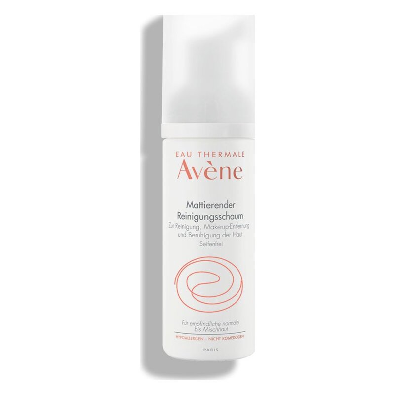 Weißer Reinigungsschaum in einer Flasche mit Pumpverschluss, beschriftet mit Angaben zur Anwendung und Hauttyp.