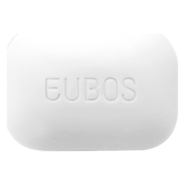 Weiße Seife mit eingeprägtem Logo "EUBOS" auf der Oberfläche.