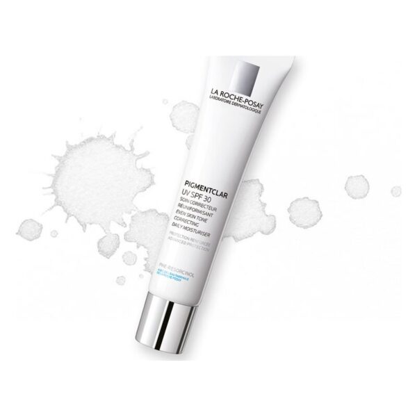 Tube der Pflegecreme "Pigmentclar UV SPF 30" von La Roche-Posay, umgeben von spritzenden Wasserflecken.