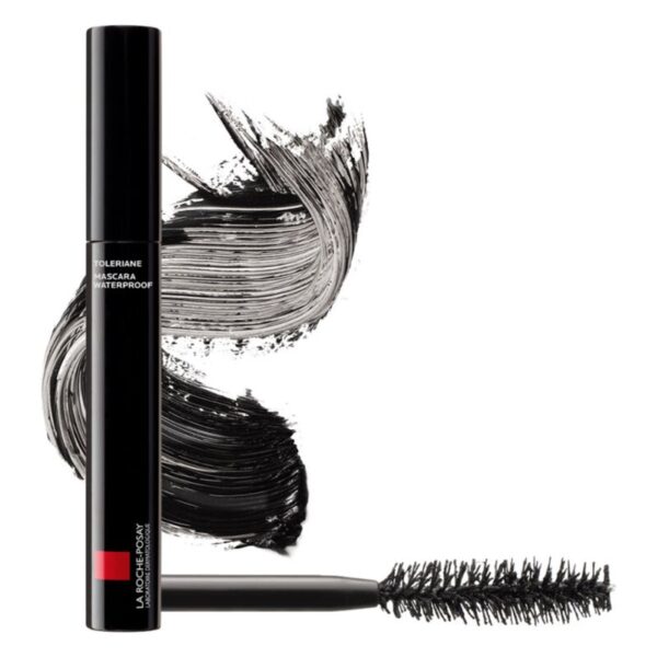 Schwarze, wasserfeste Mascara in einem schlanken, schwarzen Tube neben einem Pinsel und einem Pinselstrich.