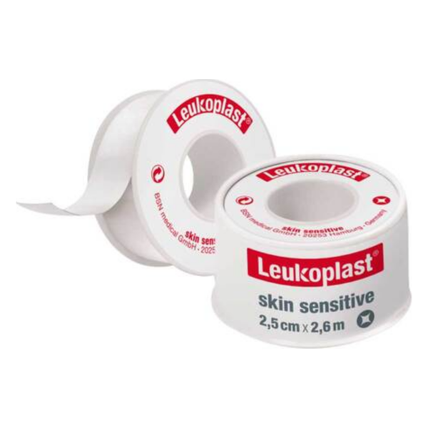 Leukoplastsensitive Pflasterrolle, verpackt in einer weißen Kunststoffrolle mit rotem Logo und Schriftzug.