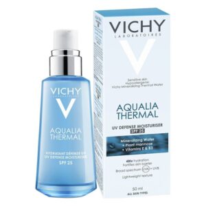 Hydratierendes UV-Defense-Moisturizer-Produkt von Vichy in blauer Flasche mit Pumpenverschluss und Verpackung.