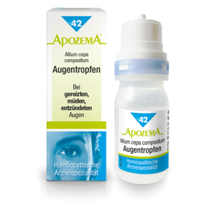 Augentropfen in einer transparenten Flasche mit einem blauen Druckverschluss und einer farbigen Verpackung.