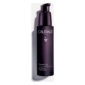 Dunkellila Flasche mit Pumpe und Etikett von Caudalie Premier Cru Le Sérum.