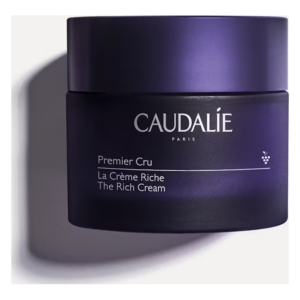 Dunkelviolettes Tiegel mit dem Namen Premier Cru La Crème Riche und Logo der Marke Caudalie.