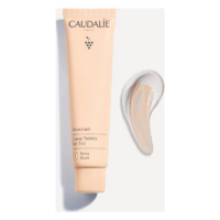 Röhrenförmige Verpackung einer getönten Creme von Caudalie mit Produktname und einer Farbprobe daneben.