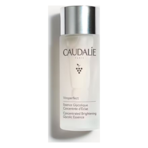 Ein transparenter Flakon mit einem silbernen Deckel, der die Glykolessenz von Caudalie enthält.