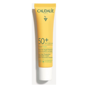 Gelbe Tube mit Sonnencreme von Caudalie, 50+ SPF, leichte, transparente Formel, ohne Parfum, antioxidativ.