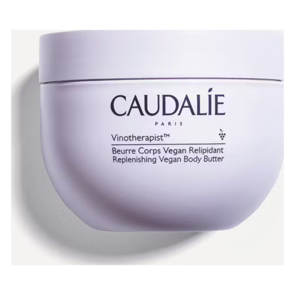 Lila Verpackung eines veganen Körperbutters von Caudalie mit weißem Schriftzug und Produktbezeichnung.
