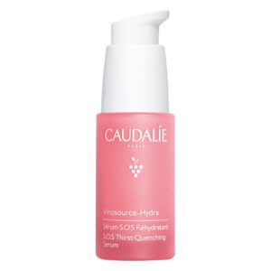 Rosa Flasche mit Pumpe, enthält das Caudalie Vinosource-Hydra Serum, das feuchtigkeitsspendend wirkt.