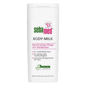 Flasche mit sebamed Body-Milk für empfindliche Haut, enthält Sheabutter, pH 5,5, medizinische Hautpflege.