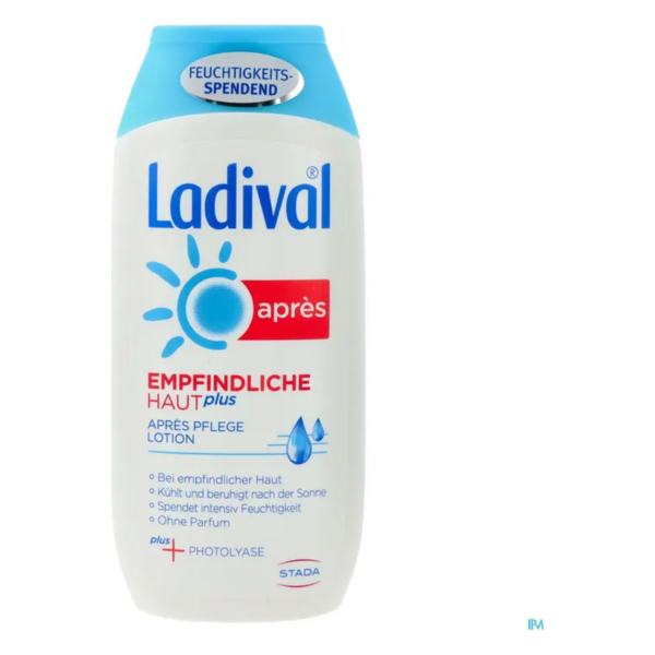 Weißer Lotion-Flakon von Ladival mit blauer Kappe, gekennzeichnet für empfindliche Haut nach der Sonne.