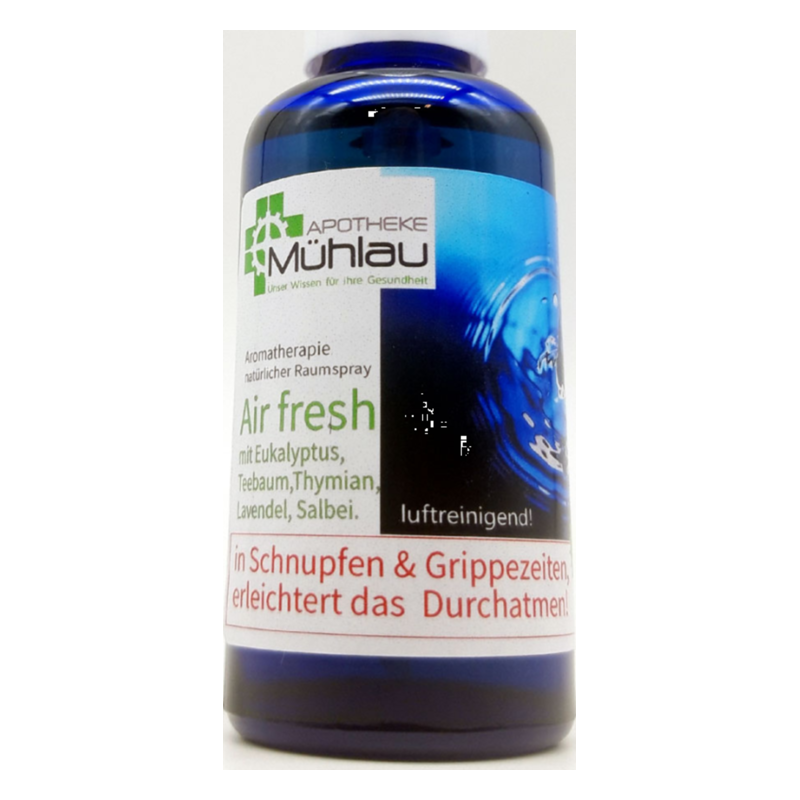 Blaues Sprayfläschchen mit Etikett für einen natürlichen Raumspray, enthält Eukalyptus und Lavendel.