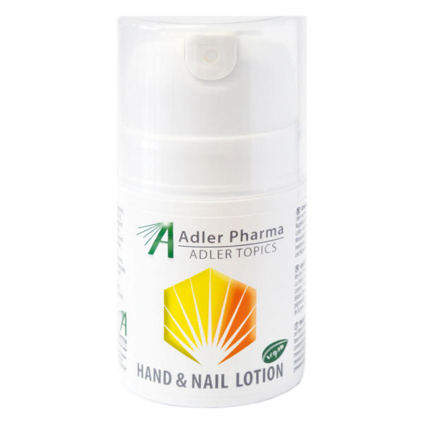 Flasche mit Hand- und Nagelcreme von Adler Pharma, in einem weißen Spender mit transparenter Kappe und gelbem Logo.