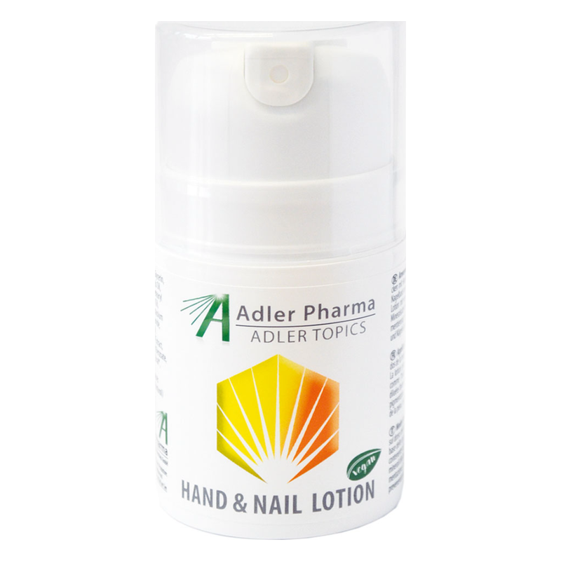 Flasche mit Hand- und Nagelcreme von Adler Pharma, in einem weißen Spender mit transparenter Kappe und gelbem Logo.
