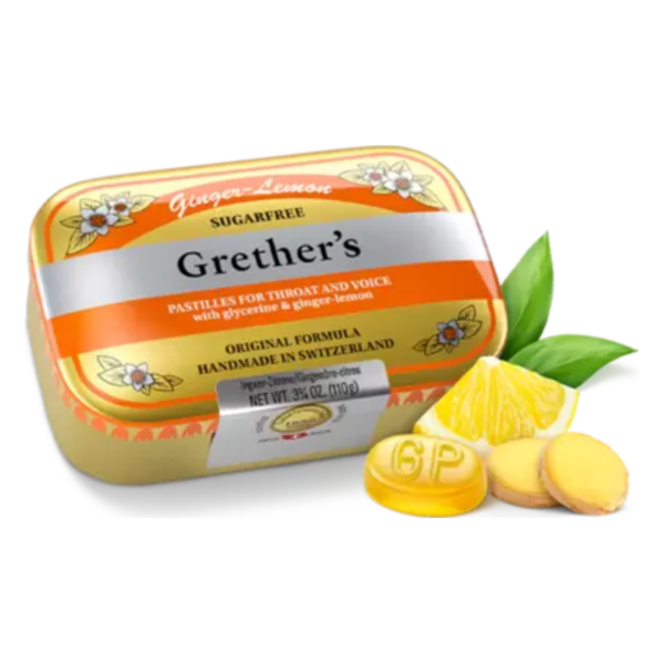 Dose mit Grether’s pastillen in Zitrone-Ingwer Geschmacksrichtung, mit frischen Ingwer- und Zitronenscheiben daneben.