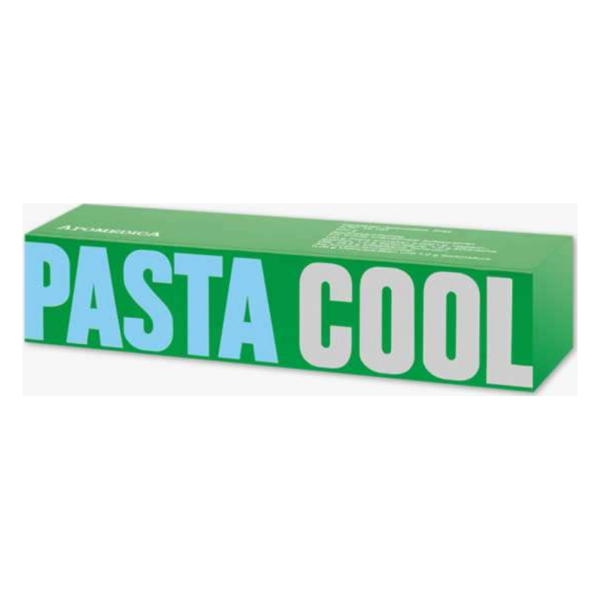 Grüne Verpackung mit dem Aufdruck "PASTA COOL" in großen, hellen Buchstaben auf der Vorderseite.
