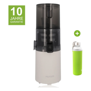 Slow Juicer von Hurom in weiß mit einem transparenten Deckel, daneben eine grüne Trinkflasche.