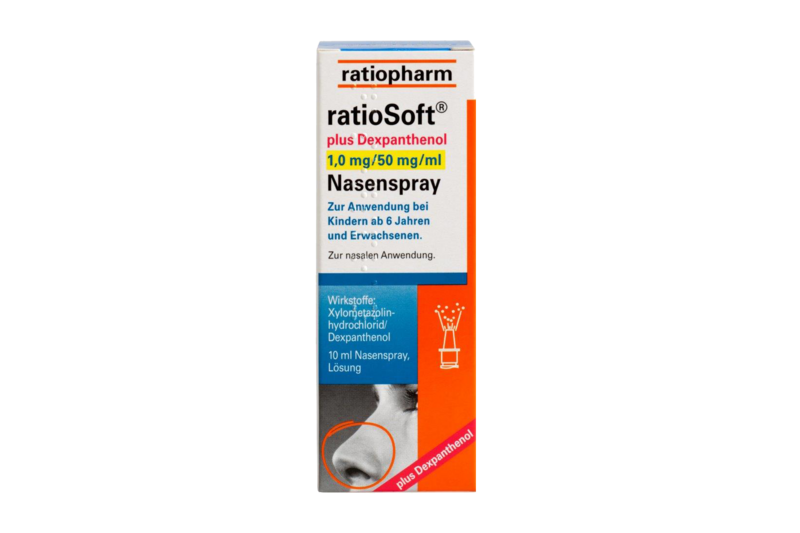 ratioSoft Nasenspray.png Verpackung eines Nasensprays von ratiopharm, enthält Dexpanthenol für Erwachsene und Kinder ab 6 Jahren zur nasalen Anwendung.