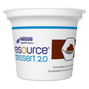 Becher mit Resource Dessert 2.0 von Nestlé, Schokoladengeschmack, in weißer Verpackung mit blauen und braunen Akzenten.