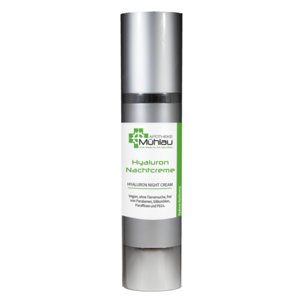 Pumpe mit Hyaluron Nachtcreme in einer silbernen Verpackung und grünem Etikett.