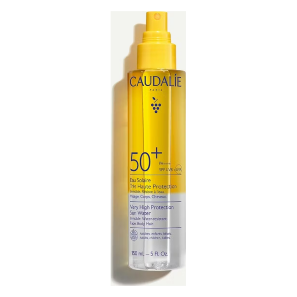 Sprühflasche mit Sonnenwasser von Caudalie, sehr hoher Sonnenschutzfaktor 50+, wasserresistent.