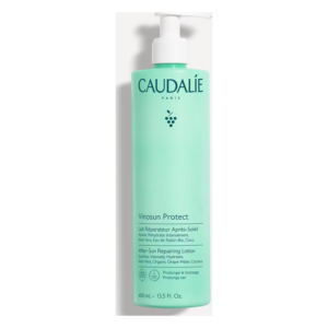 Flasche mit der After-Sun-Lotion "Vinosun Protect" von Caudalie, mintgrün, mit Pumpspender und Inhaltsstoffen wie Aloe Vera und Traubenwasser.