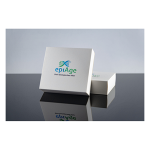 Zwei weiße Verpackungen mit dem Logo von epiAge und dem Slogan "Dein biologisches Alter" auf einem glänzenden Tisch.